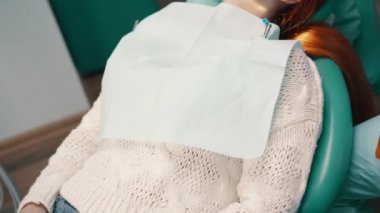 Uygulama yalıtım jel diş etleri ve onun photopolymerization lamba