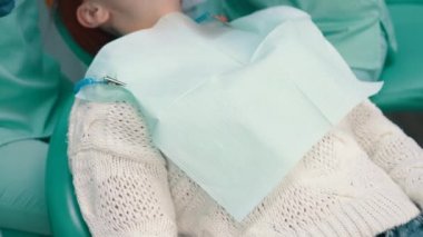 Bir asistan yürütmek yordamı diş beyazlatma ile kadın diş hekimi.