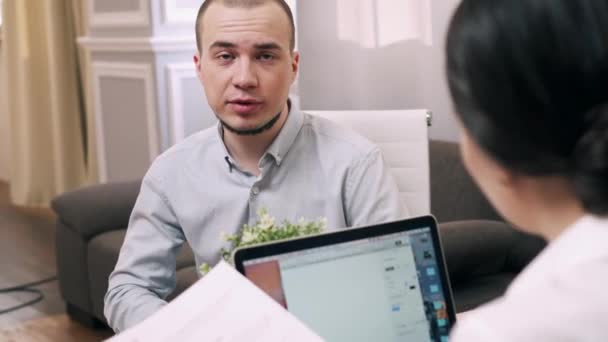 Jeune homme interroge pour un emploi à la femme gestionnaire dans le bureau — Video