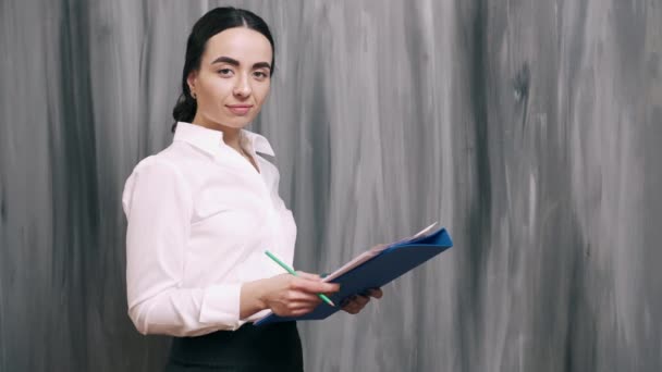 Retrato de mujer de negocios sobre fondo gris — Vídeos de Stock