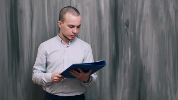 Portrait of young business man on gray background, copy space — Stok Video