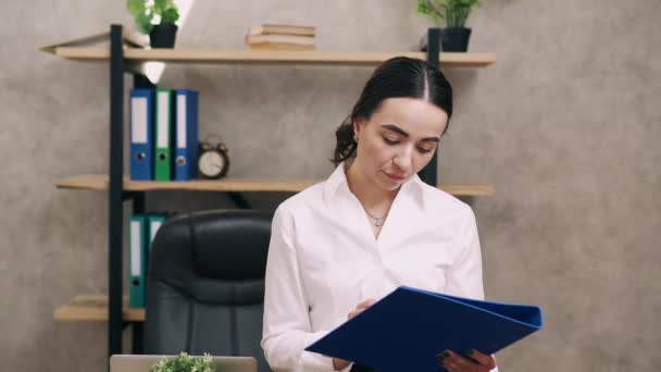 Porträtt av affärskvinna i office. — Stockvideo