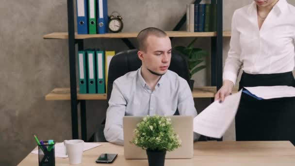 Office pracovník muž dostane hodně práci šéfa žen — Stock video