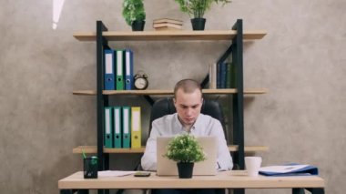 Yapan Office'teki evrak genç erkek
