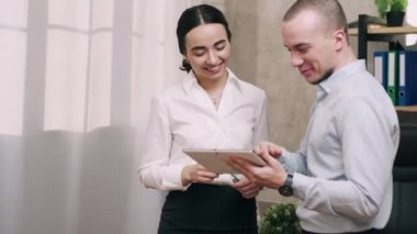 Erkek ve kadın tablet ekrana bak ve tartışmaya yol