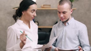 Belgeler office stajyeri Yöneticisi görünüyor