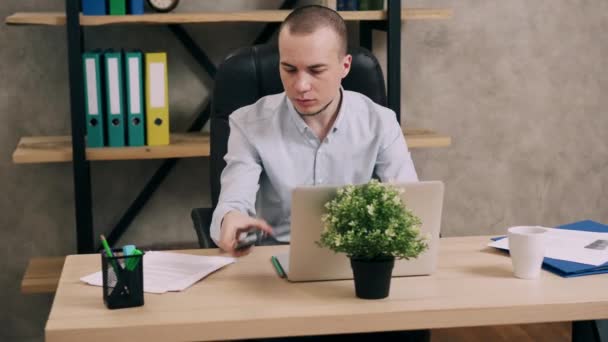 Jeune homme faisant de la paperasse au bureau — Video