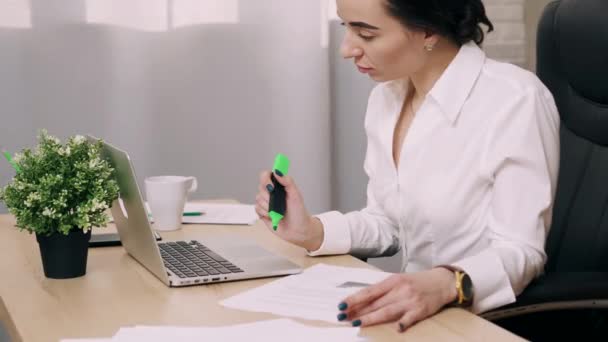 Jovem que trabalha no escritório — Vídeo de Stock