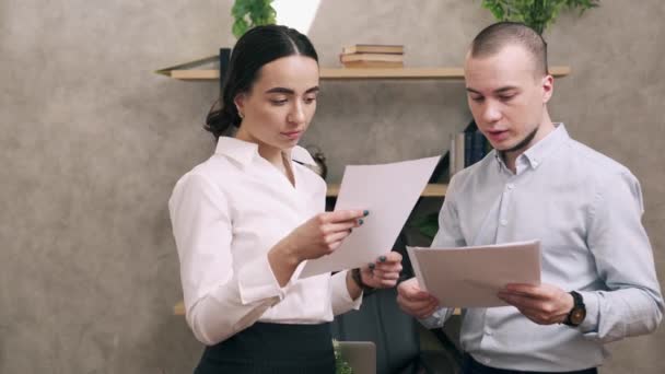 Chefe agradece subordinado para o trabalho feito — Vídeo de Stock