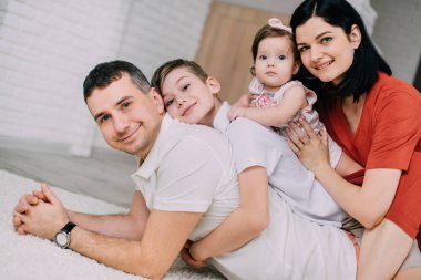 Mutlu genç aile evde katta eğleniyor