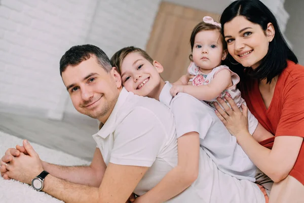 Retrato alegre de familia joven y feliz en casa —  Fotos de Stock