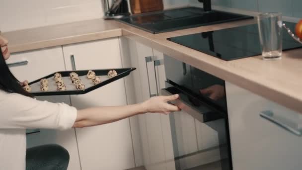 Jeune femme au foyer faisant des biscuits faits maison dans la cuisine — Video