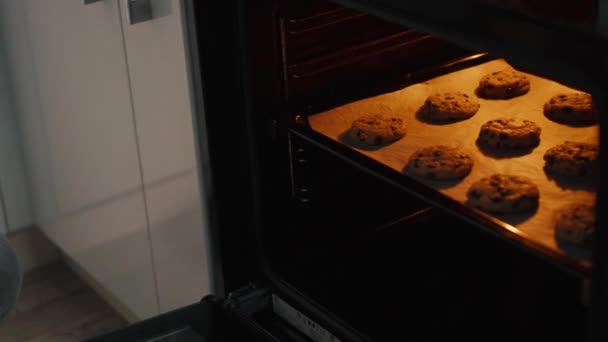 Jovem dona de casa fazendo biscoitos caseiros na cozinha — Vídeo de Stock