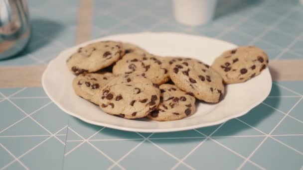 Las manos toman galletas frescas del plato, primer plano — Vídeos de Stock