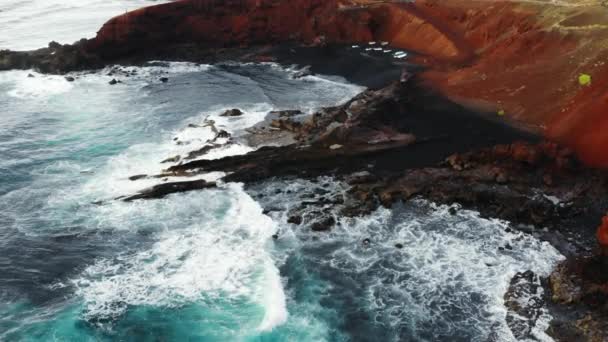 Zwart strand El Golfo op Lanzarote, Canarische eilanden, Spanje — Stockvideo