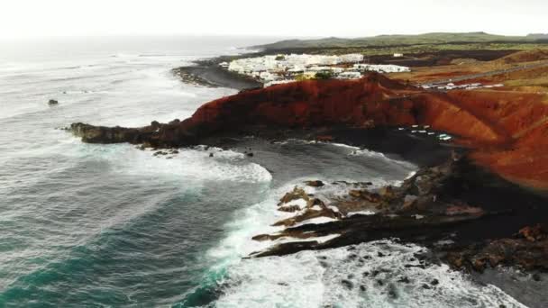 Μαύρη παραλία El Golfo σε Λανζαρότε, Κανάριοι Νήσοι, Ισπανία — Αρχείο Βίντεο