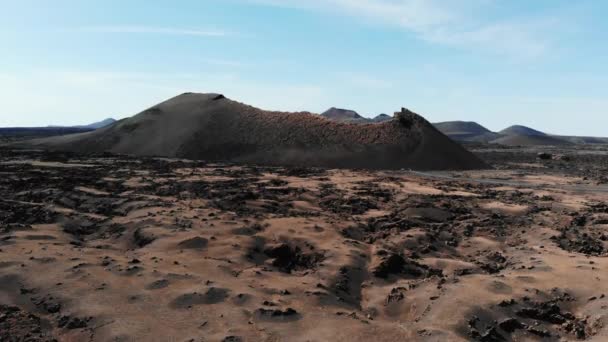 Vista aérea da cratera na ilha de Lanzarote. Ilhas Canárias — Vídeo de Stock