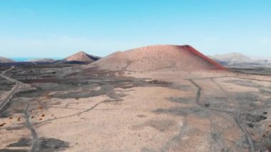 Havada büyük krater Lanzarote adada, Kanaryalar yaklaşıyor.
