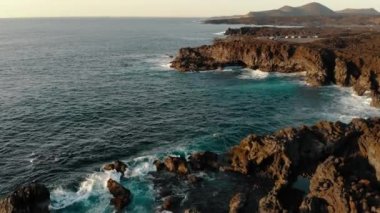 Gün batımında Lanzarote adasında kıyı şeridi havadan görünümü
