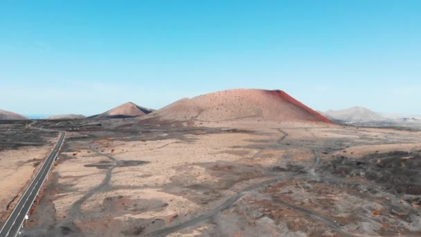 Приближение в воздухе к большому кратеру на острове Лансароте, Канары — стоковое видео