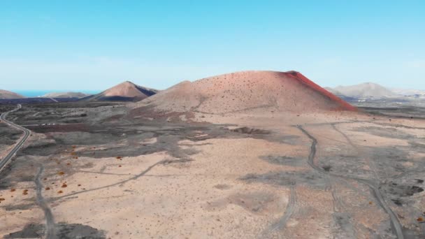 Naderen in lucht grote krater op het eiland Lanzarote, Canarische eilanden — Stockvideo