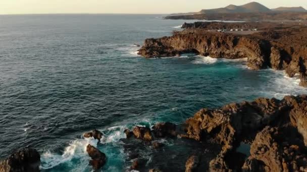 Letecký pohled na pobřeží na ostrově Lanzarote při západu slunce — Stock video