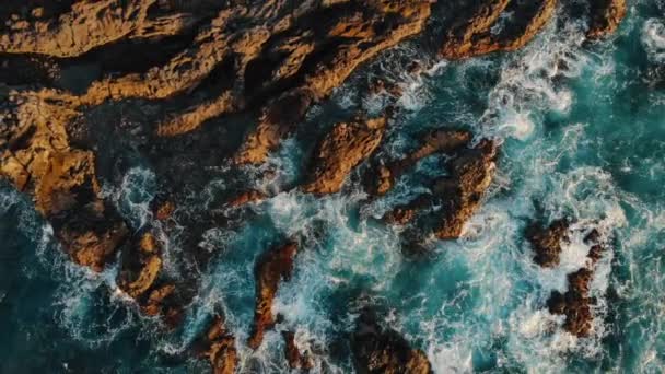 Gün batımında Lanzarote adasında kıyı şeridi havadan görünümü — Stok video