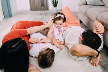 Küçük kızın ailesi ile katta evde oynarken