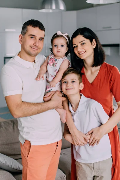 Retrato de la joven familia feliz en casa — Foto de Stock