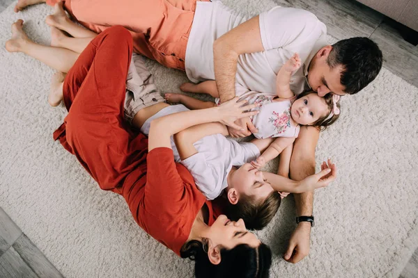 Retrato alegre de familia joven y feliz en casa — Foto de Stock