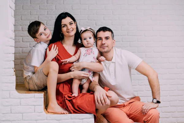 Retrato de la joven familia feliz en casa —  Fotos de Stock