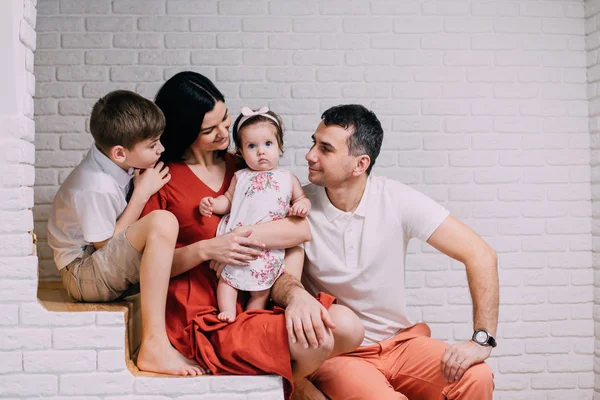 Retrato de la joven familia feliz en casa —  Fotos de Stock