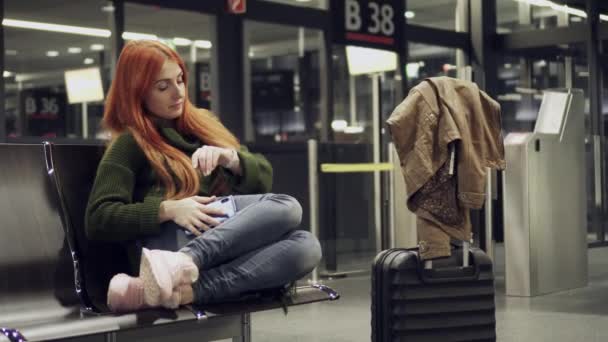 Kvinde venter på forsinket flyvning om natten lufthavn . – Stock-video