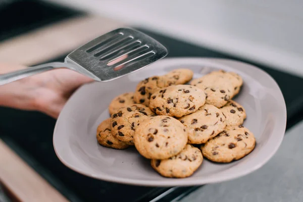 Galletas recién horneadas en espátula, primer plano — Foto de Stock