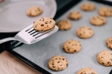 Taze pişmiş çerezleri spatula, yakın çekim