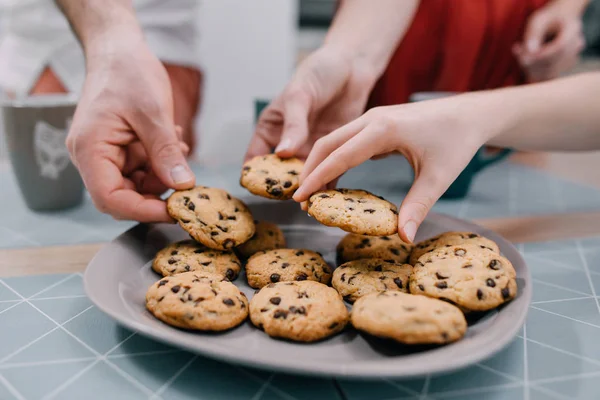 Friss cookie-kat, a lemez, a kéz elfoglalják közelről — Stock Fotó