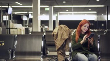 Genç erkek telefon Havaalanı terminal kullanır.