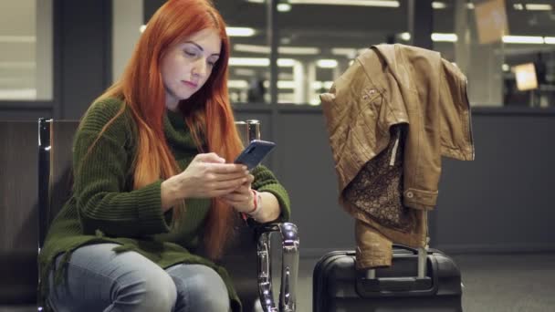 La hembra espera un vuelo retrasado en el aeropuerto nocturno . — Vídeos de Stock