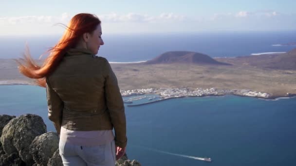 Mujer turista admira vista de islas en el océano — Vídeos de Stock