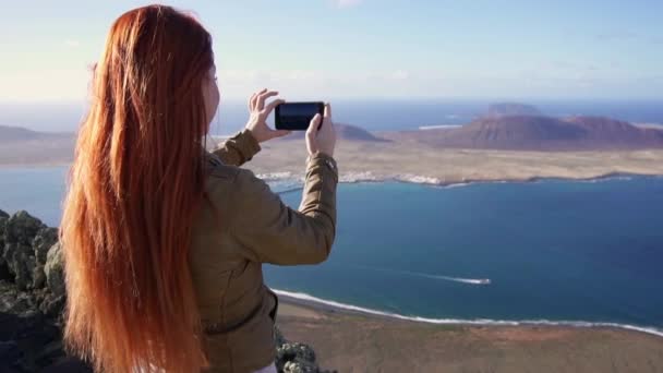 Mujer feliz turista dispara vídeo de hermosa vista de las islas utilizando el teléfono inteligente — Vídeo de stock