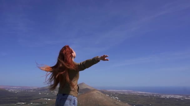 Paní turistka obdivuje pohled z vrcholku hory — Stock video