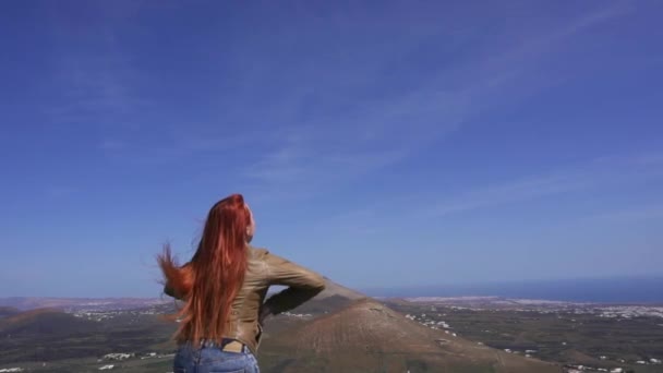 Kvinna vandrare hoppar upp på Bergs topp — Stockvideo