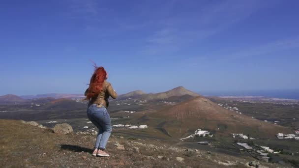 Mujer excursionista salta en la cima de la montaña, cámara lenta — Vídeos de Stock