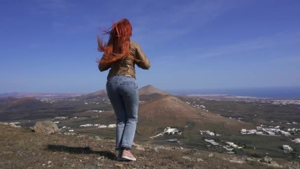 Η γυναίκα πεζοπόρος πηδάει πάνω στην κορυφή του βουνού, αργή κίνηση — Αρχείο Βίντεο