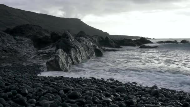 Βραχώδη μαύρη ακτή του ηφαιστειακού νησιού — Αρχείο Βίντεο