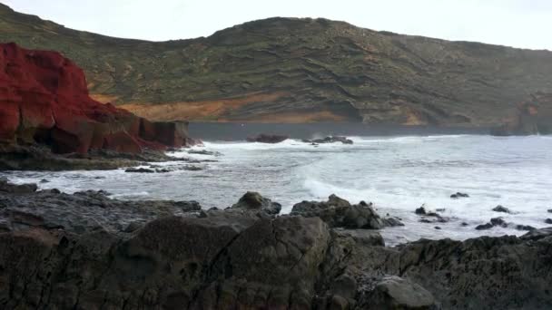 Černá pláž El Golfo na Lanzarote, Kanárské ostrovy, Španělsko — Stock video