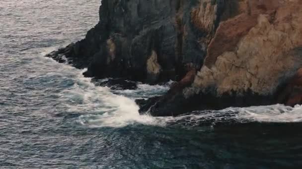 Gelombang melanggar di atas batu tinggi — Stok Video
