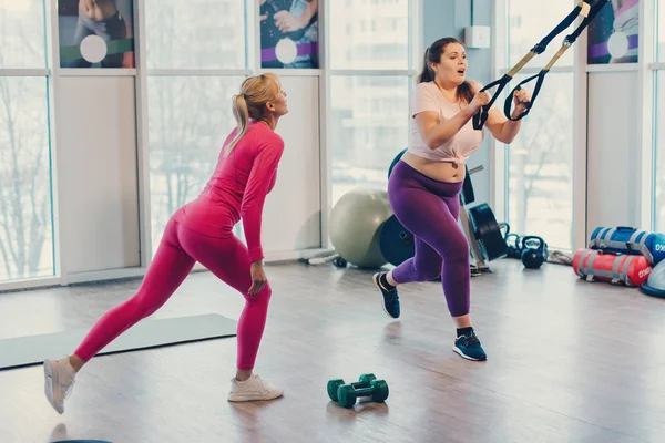 Női fitness edző coaching kövér ügyfél — Stock Fotó