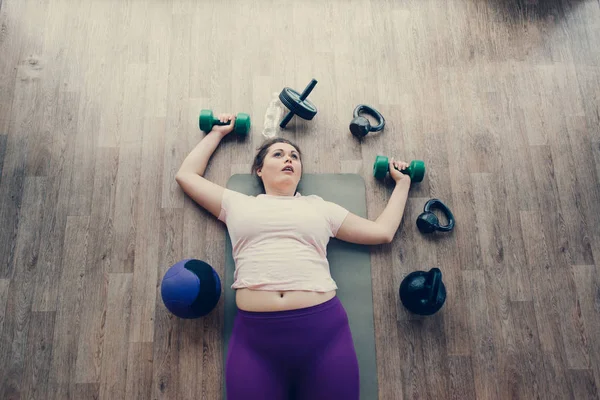 Kövér nő feküdt kimerül a padlón Fitness Club — Stock Fotó