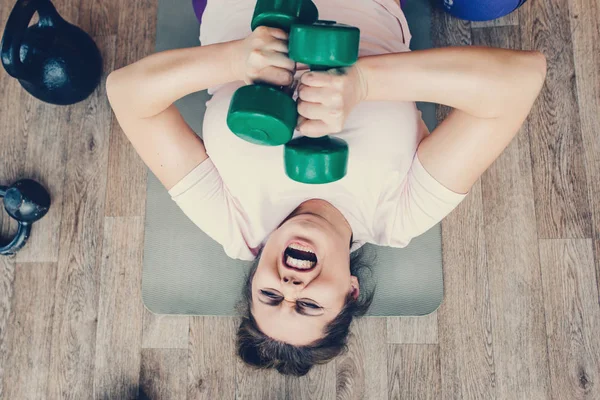Kövér nő nem nagyon kemény gyakorlás Fitness Club — Stock Fotó